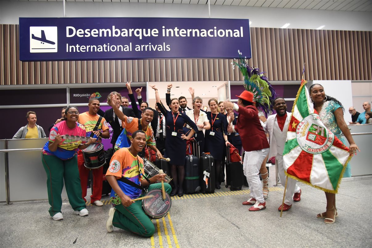 Aeroporto do Rio Galeão contou com batismo da aeronave, escola de samba e recepção dos passageiros
