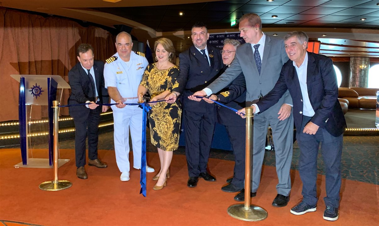 Executivos da MSC Cruzeiros e autoridades do Rio de Janeiro no corte da faixa da abertura oficial da temporada 2022/2023 da armadora