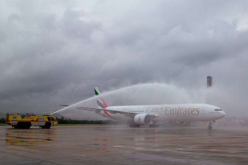 O voo EK247 pousou no RioGaleão e foi recebido com a tradicional saudação de canhão de água