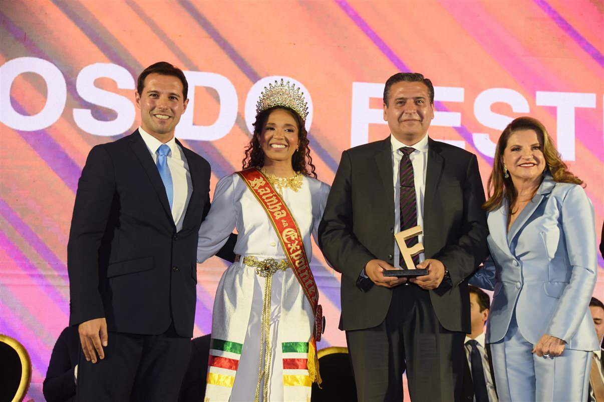 Ricardo Sosa, do Turismo da Argentina (Inprotur) foi um dos homenageados do Festuris 2022. Na foto, ele está com Eduardo Zorzanello, da Rossi e Zorzanello, Laís Oliveira, rainha da Expointer, e Marta Rossi, da Rossi e Zorzanello