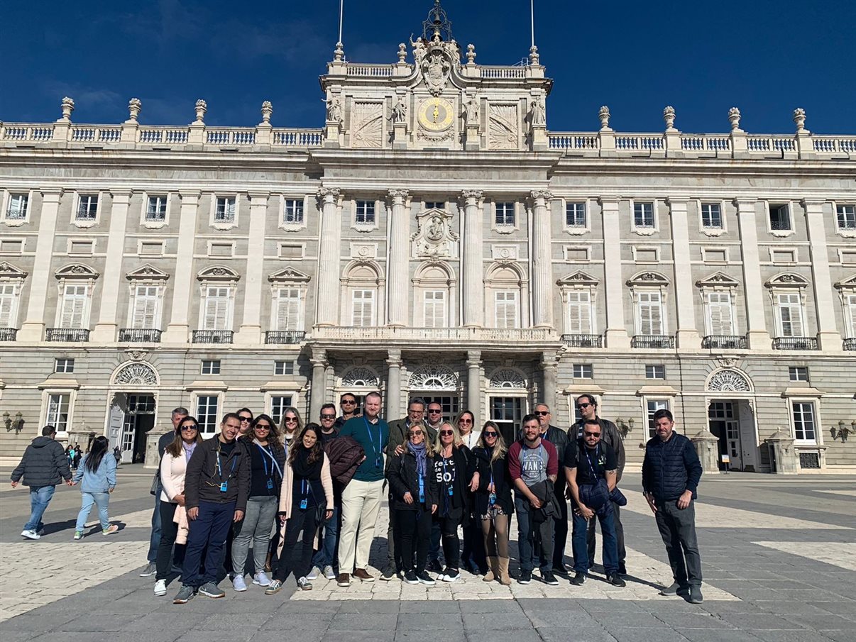 No City tour, uma parada no Palácio Real de Madrid. Alexandre Castro (Kontik Viagens), Herika Alves (HTX), Bruno Cunha (BCD Travel), Karla Marció (Cosmos Turismo), Carolinne Ribeiro (Copastur), Tais Felisardo (SAMP), Mariana Morais (Nomad), Fernando Aguiar (SAMP), Édson Lopes (Quero Passagens), Kassiano Massuchin (Assist Card), Nobil Salvarrey (Assist Card), Claudia Fernandez (Travel Point), Carlos Rueff (Assist Card), Monica Queiroz (Assist Card), Mariana Telles (GWA Turismo), Thais Machado (FRT), Julio Galvão (Seguros Promo), Agnaldo Abrahão (Mega Viagens), Fabricio Rodrigues (Assist Card), Paulo Zamboni (Seguros Promo) e Alexandre Camargo (Assist Card)