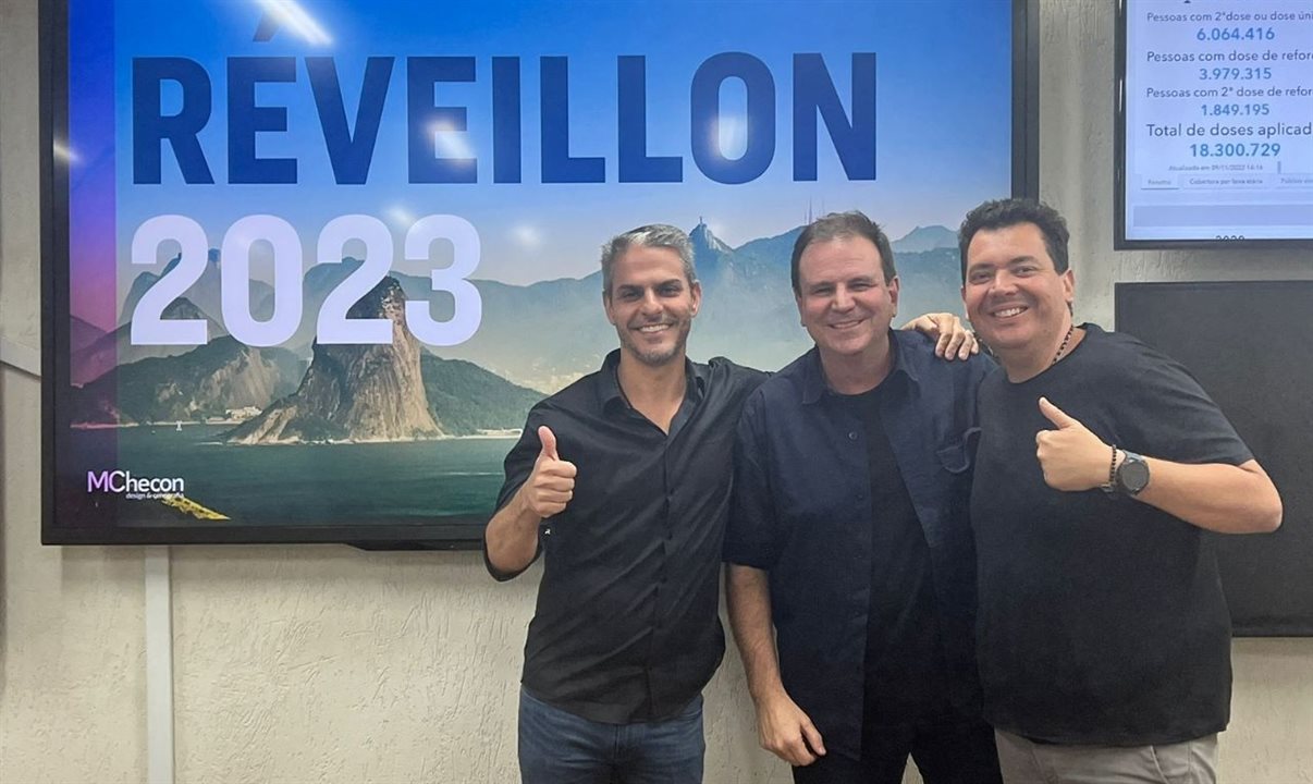 O prefeito Eduardo Paes (no centro) encontou Marcelo Checon, CEO da MChecon Cenografia, e Rodrigo Clemente, fundador da agência JVMX, para efetivar o acordo de trabalho visando o Réveillon