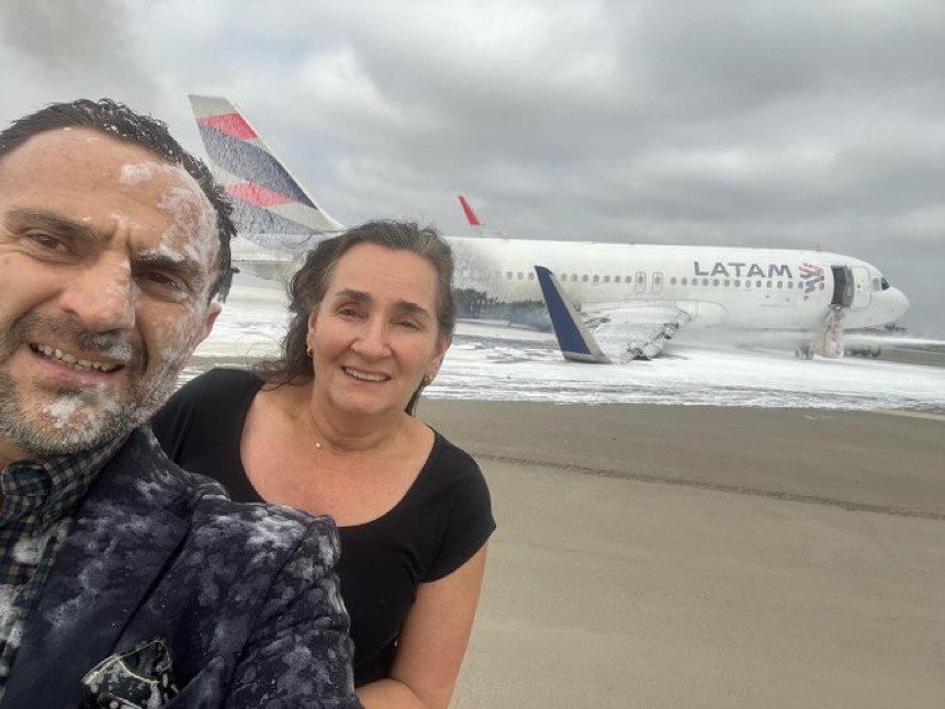 Passageiro Enrique Varsi-Rospigliosi publicou em seu Twitter uma foto momentos após sair da aeronave: Quando a vida te dá uma segunda oportunidade