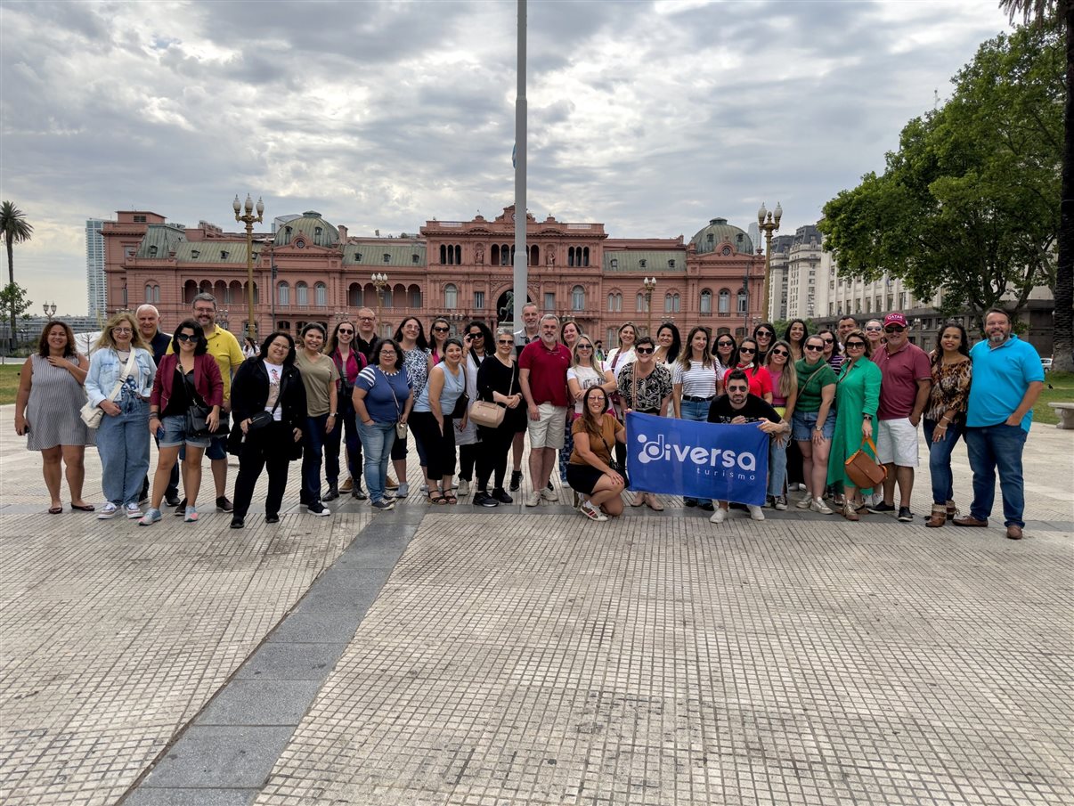 O grupo do famtur Destaques em frente a um dos maiores símbolos argentinos, a Casa Rosada