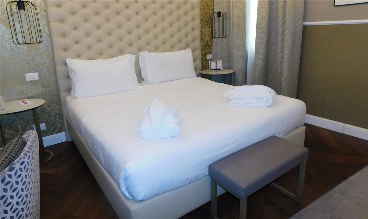 Os quartos do hotel oferecem piso de parquet, ar-condicionado e TV via satélite