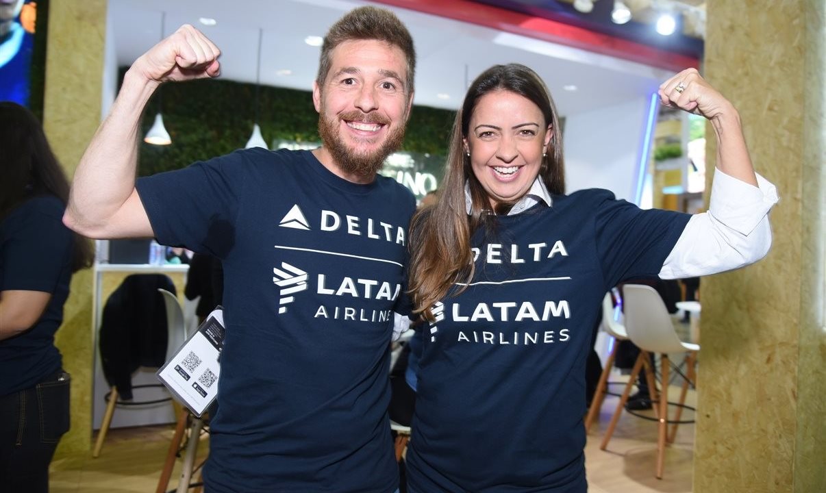 Danillo Barbizan, diretor da Delta Air Lines, e Aline Mafra, diretora da Latam