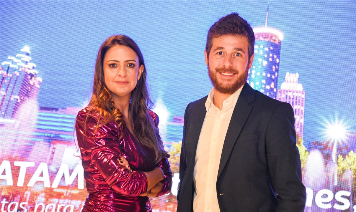 Aline Mafra, diretora de Vendas e Marketing da Latam Airlines Brasil, e Danillo Barbizan, gerente de Vendas da Delta no Brasil