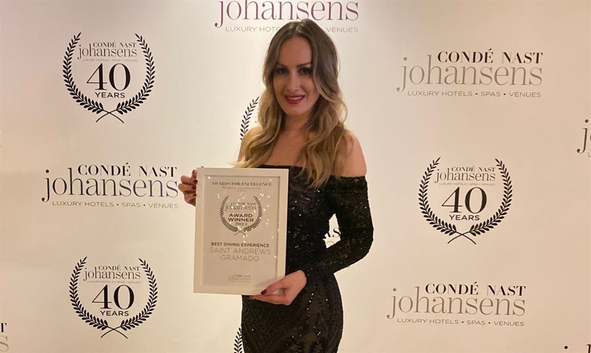 Ludmila Godoi recebendo o prêmio pelo hotel Castelo Saint Andrews