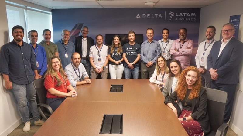 Equipes BeFly, Latam e Delta no novo espaço inaugurado pelas companhias aéreas na sede do ecossistema de Turismo