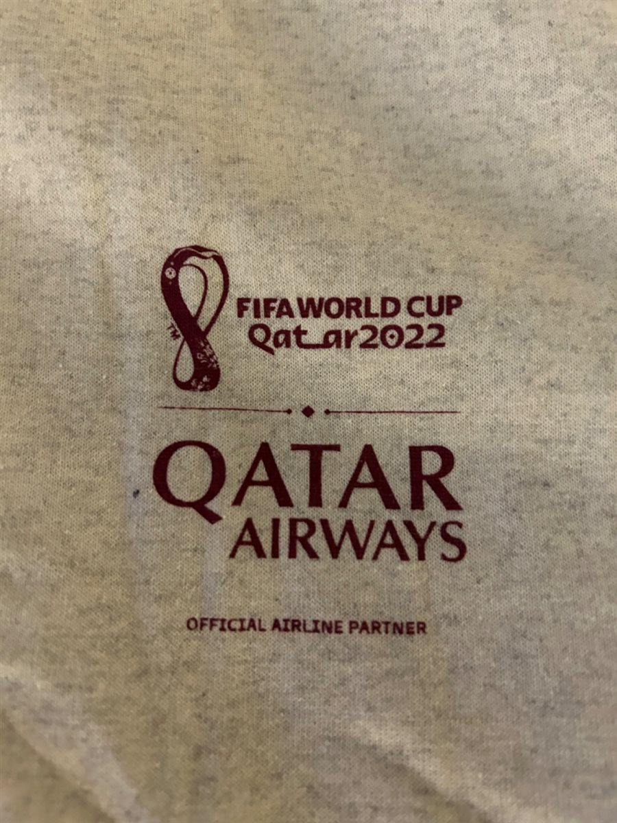 Detalhes do pijama dado pela Qatar Airways durante a Copa do Mundo na QSuite