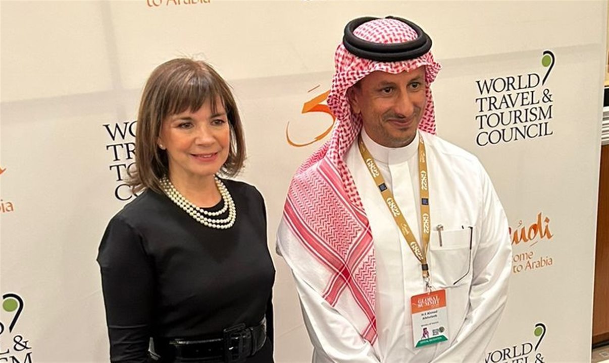 Julia Simpson, CEO do WTTC, com Ahmed Al Khateeb, ministro de Turismo da Arábia Saudita