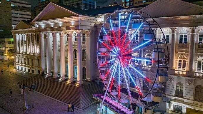 Roda Gigante faz parte das festividades do Natal de Curitiba