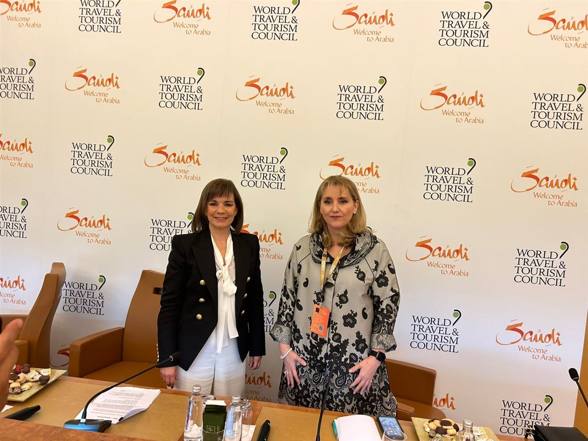 Julia Simpson, presidente e CEO do WTTC, e Gloria Guevara, secretária de Turismo da Arábia Saudita