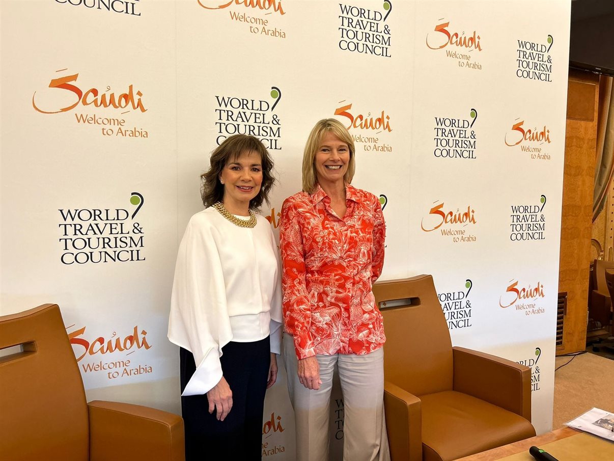 Julia Simpson, CEO e presidente do WTTC, e Jeni Mundy, da Visa