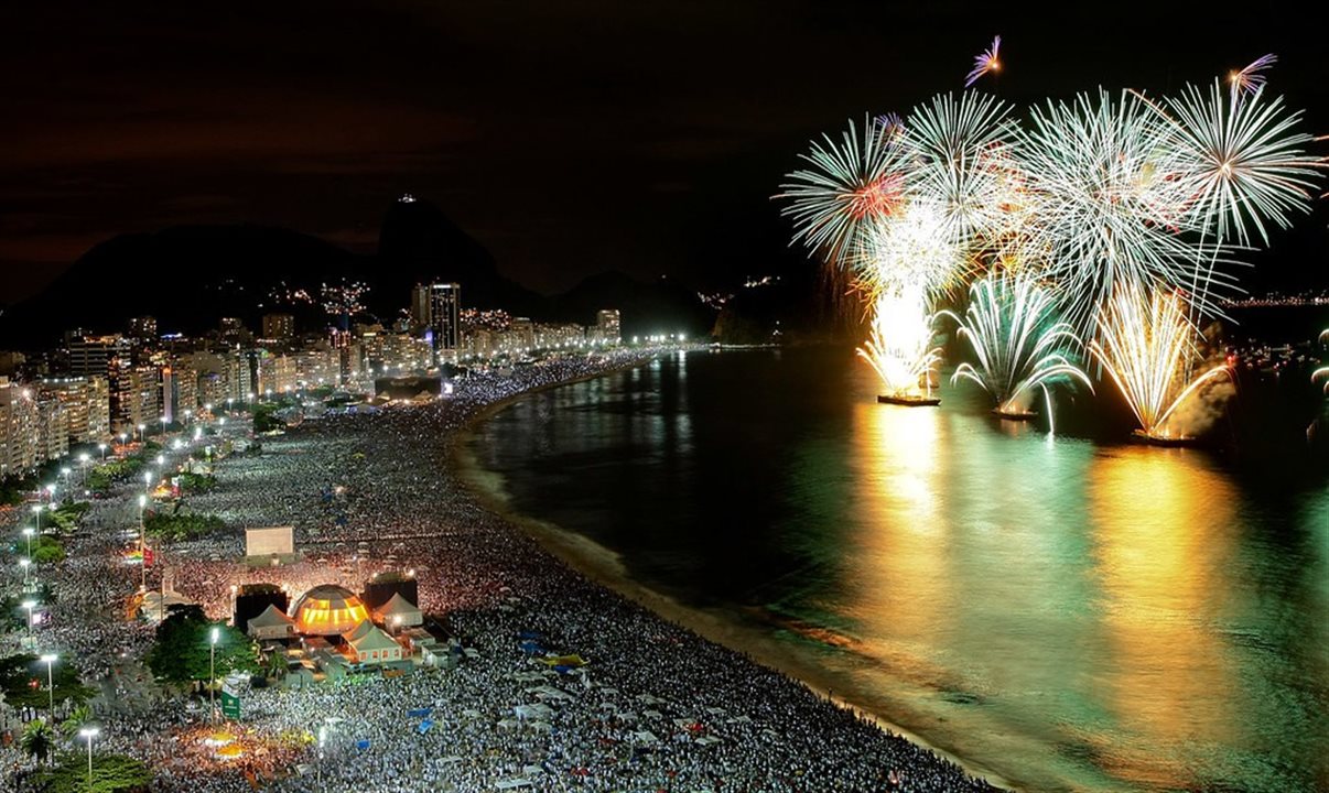 O Réveillon de Copacabana é um dos mais famosos do Rio e atrai muitos turistas todos os anos