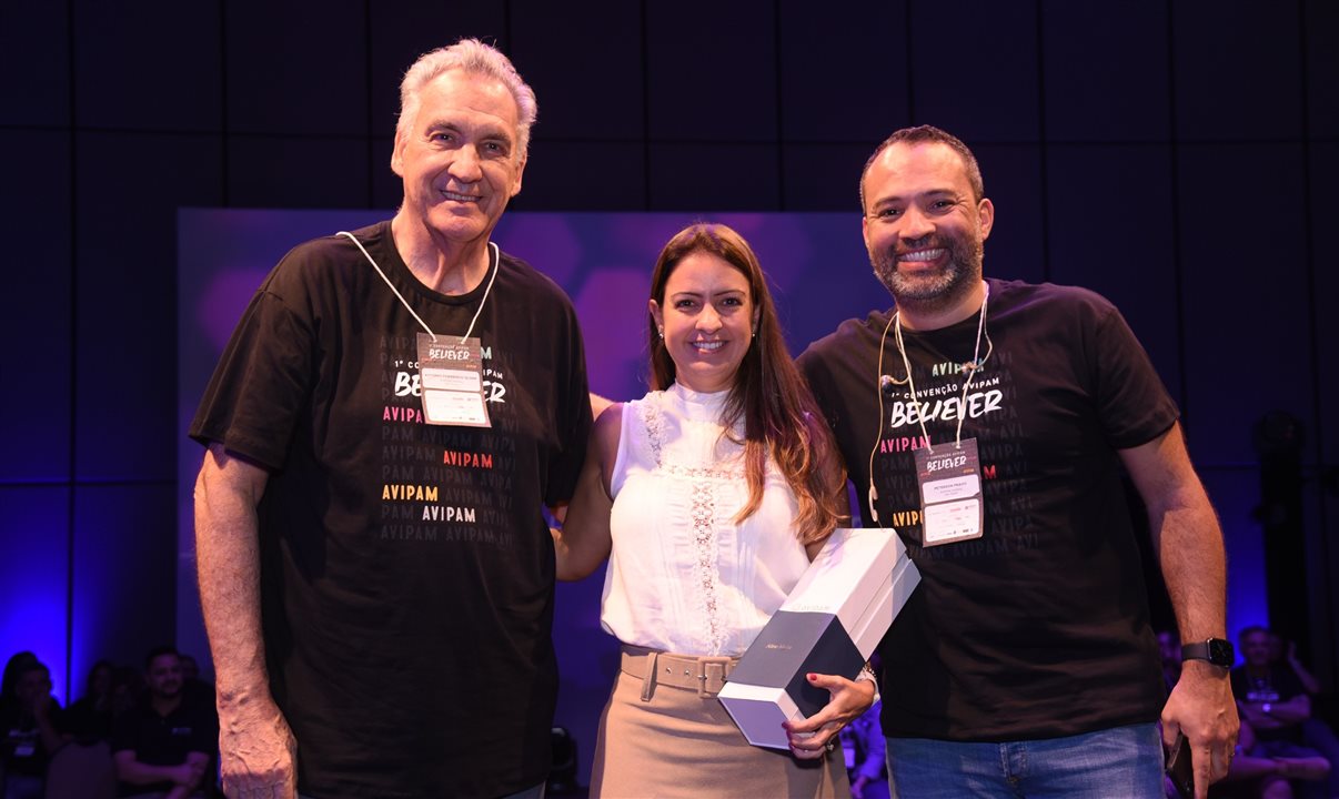 Antonio Fernando Slomp (AVIPAM), Aline Mafra (Latam) e Peterson Prado (AVIPAM) durante a Convenção AVIPAM