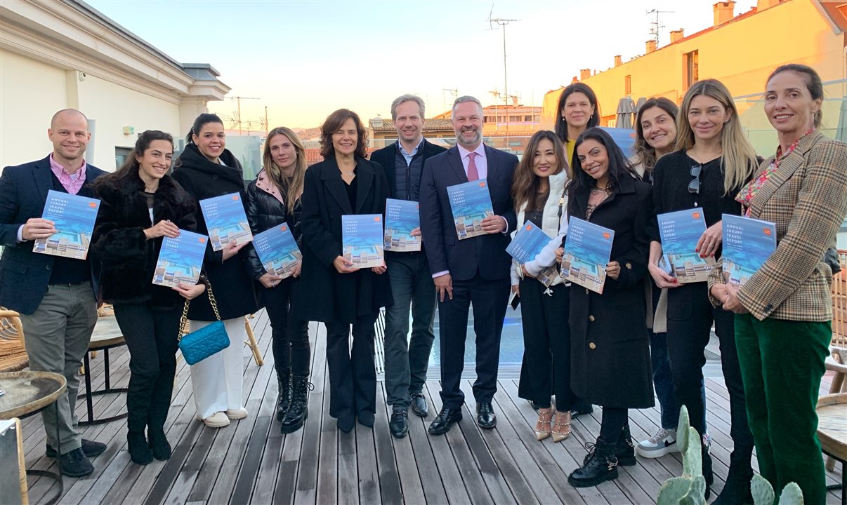 Grupo reunido para o lançamento do ILTM & PANROTAS Annual Luxury Travel Report (Brazil-Latin America 2022/23)
