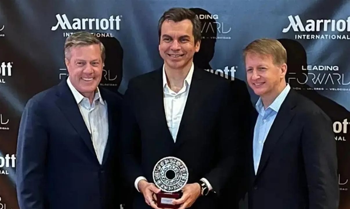 Nilton Cambé ao centro, com o presidente do Grupo e diretor geral da Divisão Internacional da Marriott International, Craig S. Smith, e o presidente do Conselho da Marriott International, David Marriott