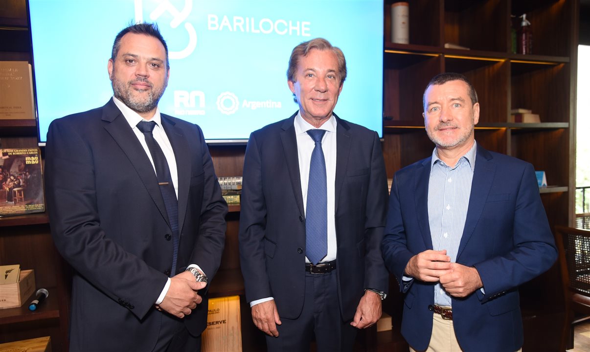 Gastón Burlon, secretário de Turismo de Bariloche, Luis Maria Kreckler, Cônsul-Geral da Argentina, e Ivan Cadahia, da Aerolíneas