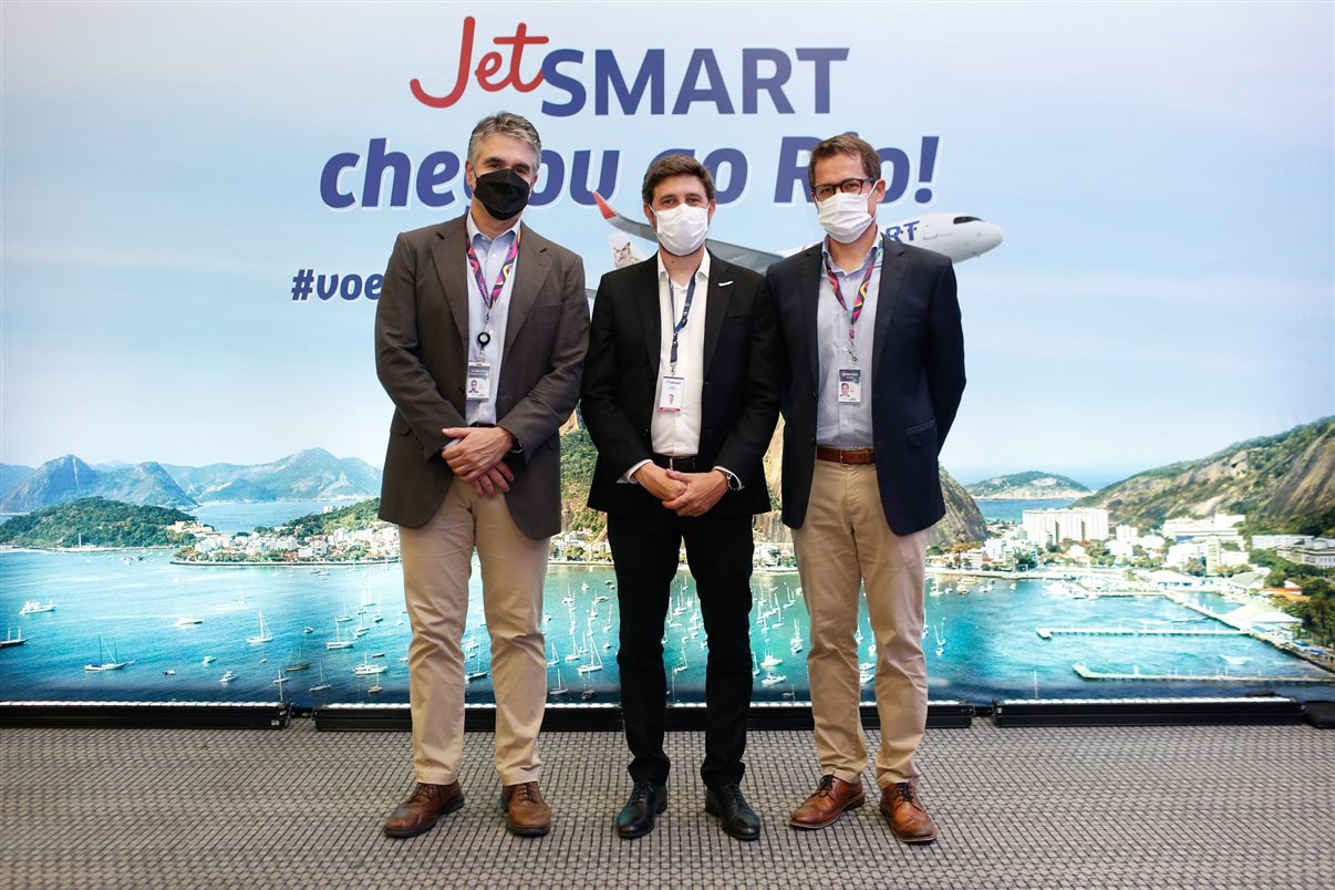 Alexandre Monteiro, presidente do RIOgaleão, Dario Ratinoff, gerente comercial da JetSmart, e Patrick Fehring diretor de Negócios Aéreos do RIOgaleão