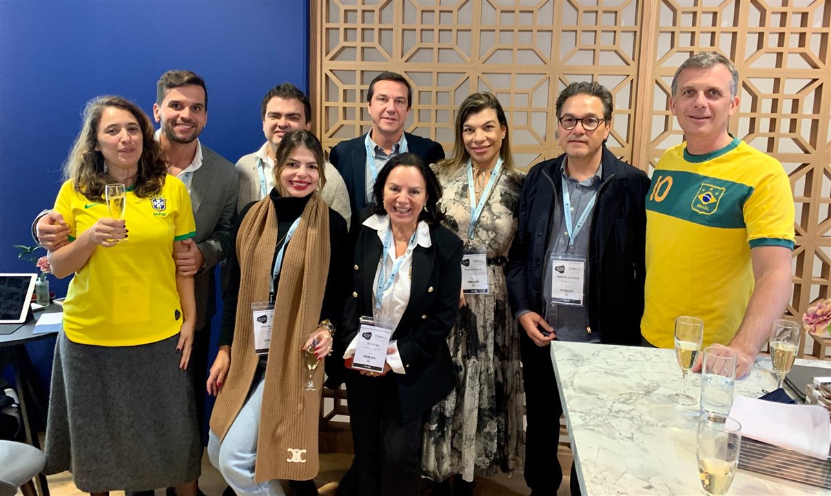 Cibeli Marques e Edouard Grosmangin (nas pontas), do Rosewood São Paulo, receberam Bruno Vilaça (Superviagem), Edmar Mendoza (Goya Travel), Caroline Junqueira Bull (Goya Travel), Ricardo Werwie (Plantel Turismo), Jo Cintra (Jo Cintra Tailor Made Tours), Flavia Duque (AG1 Turismo) e Marcelo Auada (Atlanta Tour) para um brinde no estande