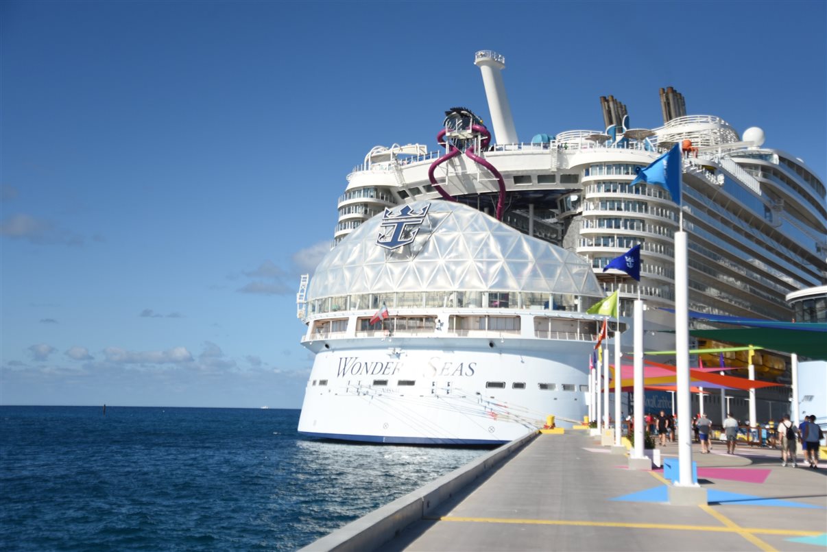 O Wonder of tha Seas atracou hoje na CocoCay para apresentar a ilha para os convidados do cruzeiro inaugural do maior navio do mundo no Caribe