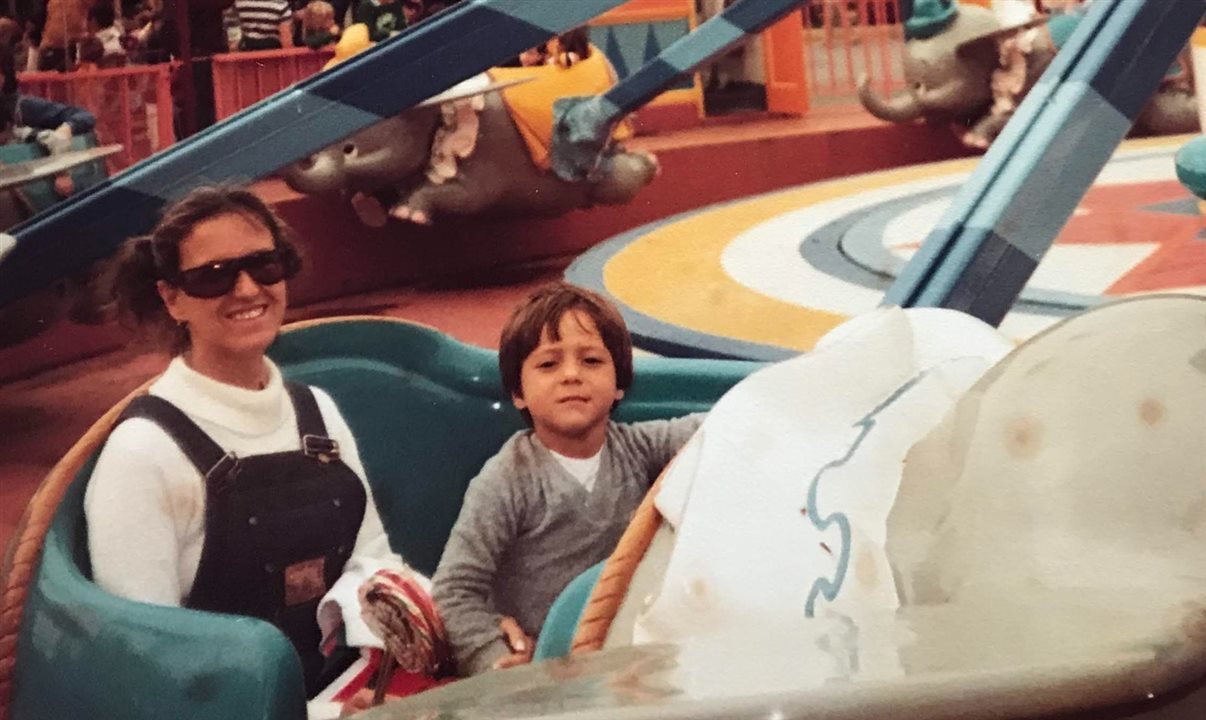 A mãe Vera Lucia e Luiz em uma das primeiras viagens à Disney, onde viria a trabalhar décadas depois