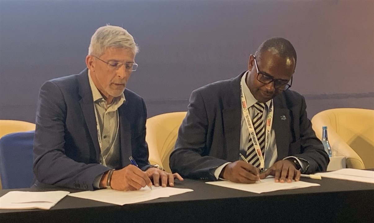 Johan Pauwels, da Hahn Air para África e França (à esquerda), assina o contrato com Karanja Ndegwa, CEO e diretor administrativo da Jambojet (à direita)