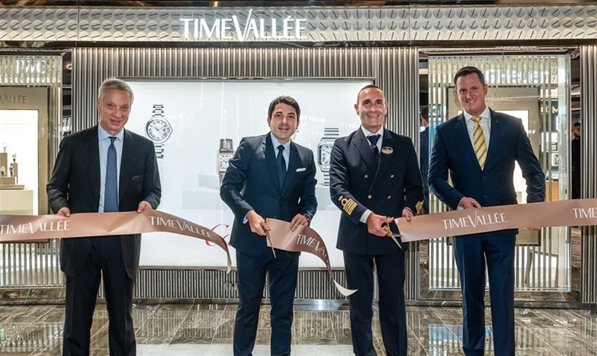 Paolo Quacquarini (head de Luxury Watches & Jewellery), Michael Guenoun (CEO da TimeVallée), Francesco di Palma (comandante do MSC Seascape), e Brandon Briggs (vice-presidente global de Revenue a Bordo da MSC Cruzeiros)