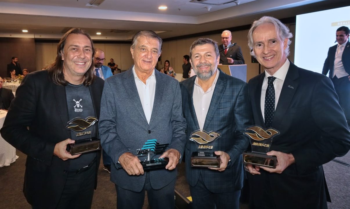 Agraciados com o troféu: Pirata Bar, Arialdo Pinho (secretário de Turismo do Ceará), Élcio Batista (vice-prefeito de Fortaleza) e Marcos Pompeu (Fecomércio CE)