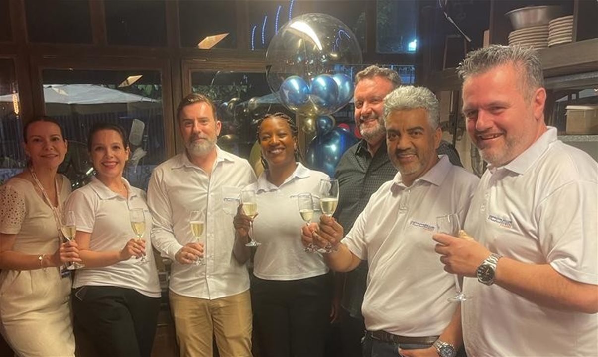 A equipe Incomum Viagens de São Paulo recebeu os convidados em um bar na região central ca capital paulista