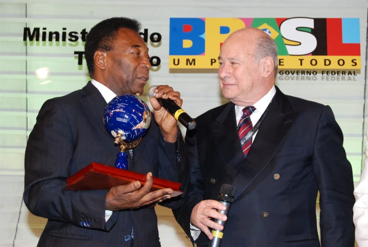 Pelé e José Guillermo Condomí Alcorta no palco do Fórum PANROTAS 2009