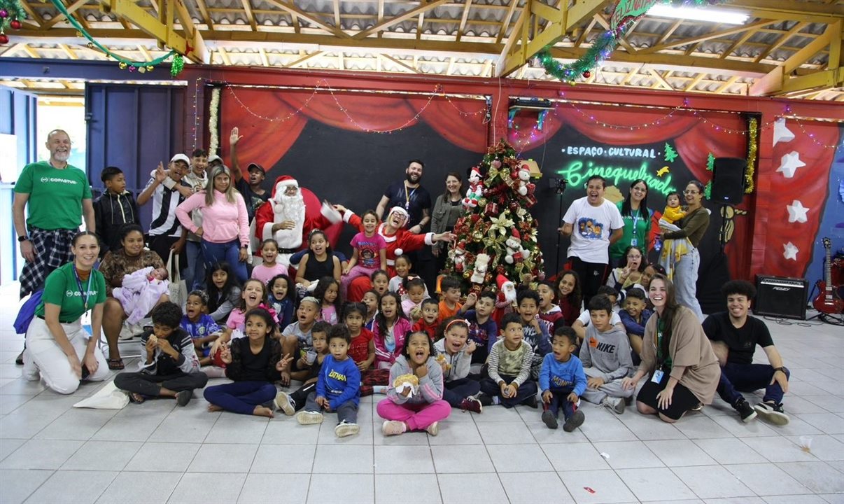 As crianças foram recepcionadas na sede da ONG pelos atores Allan Kalid Felicio e Renata Imbriani 