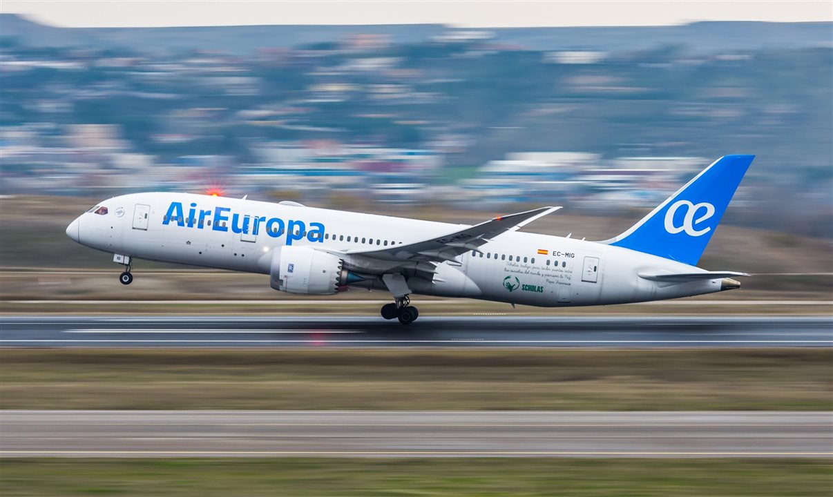 A companhia voará pela primeira vez a Santorini e retoma trajetos a Atenas, Alghero e Tunes