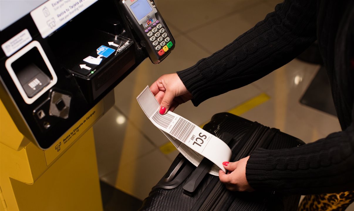 Atualmente, 70% dos passageiros da companhia no Brasil já etiquetam a sua própria bagagem por meio dos terminais de autoatendimento