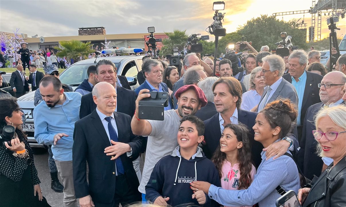 O presidente Lacalle Pou posa para selfie com apoiadores antes da apresentação da nova campanha do Turismo do Uruguai