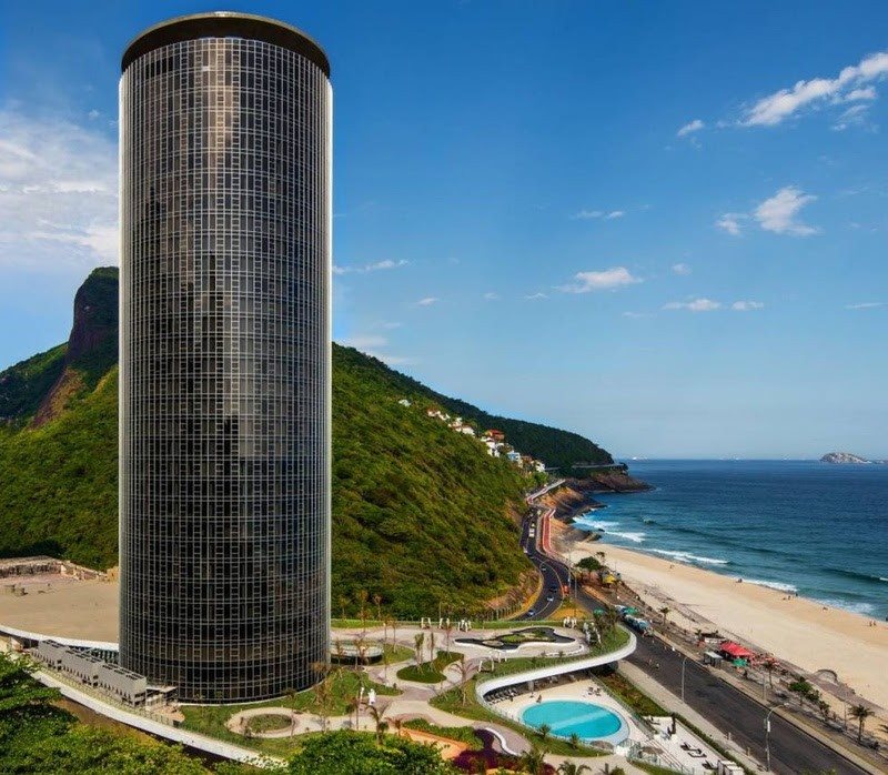Criado por Oscar Niemeyer, o hotel fica localizado na Praia de São Conrado, no Rio de Janeiro
