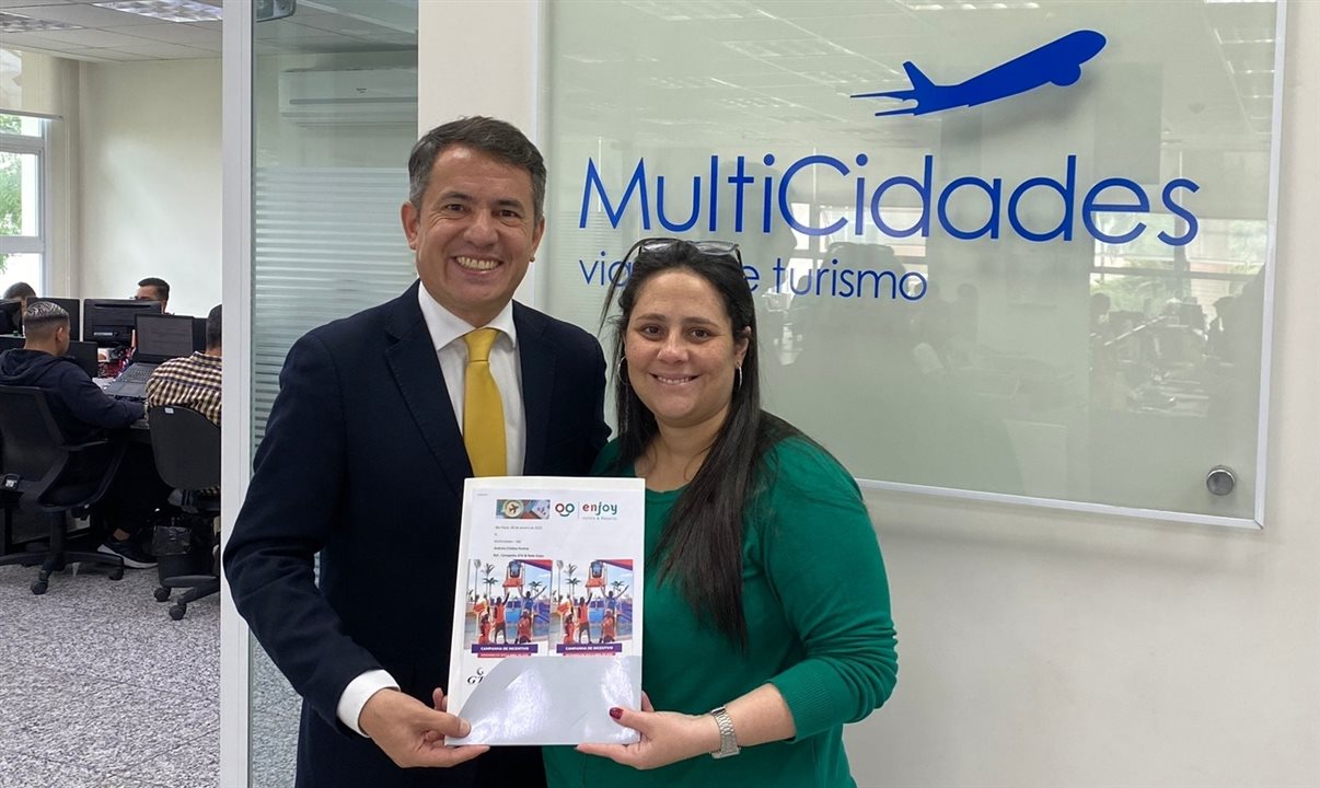 Gelson Popazoglo com Andreia Pereira, da Multicidades, que foi a agente com melhor resultado na venda de seguro viagem em dezembro