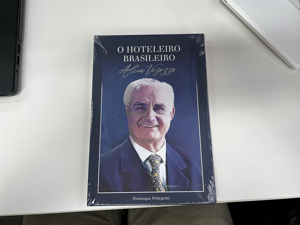 Exemplar de O Hoteleiro Brasileiro, de Domingos Pellegrini, enviado ao CEO da PANROTAS, José Guilherme Alcorta