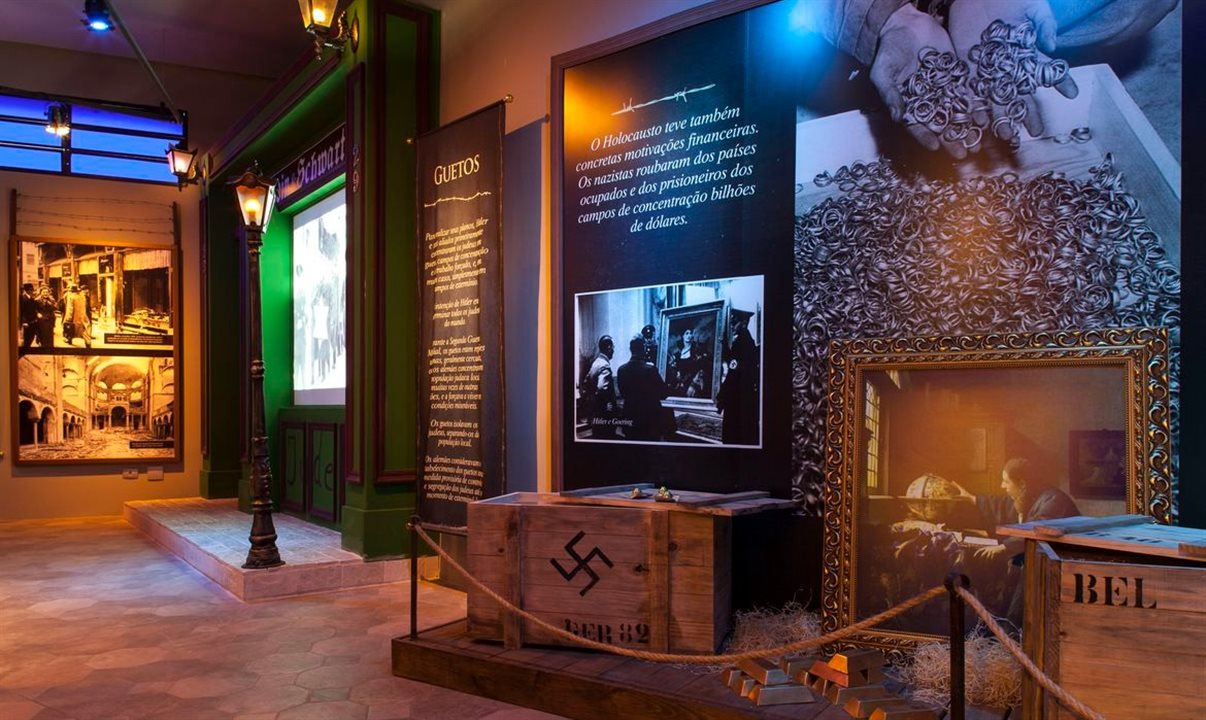 Na exposição permanente, os visitantes podem ter acesso a relatos de vida dos sobreviventes