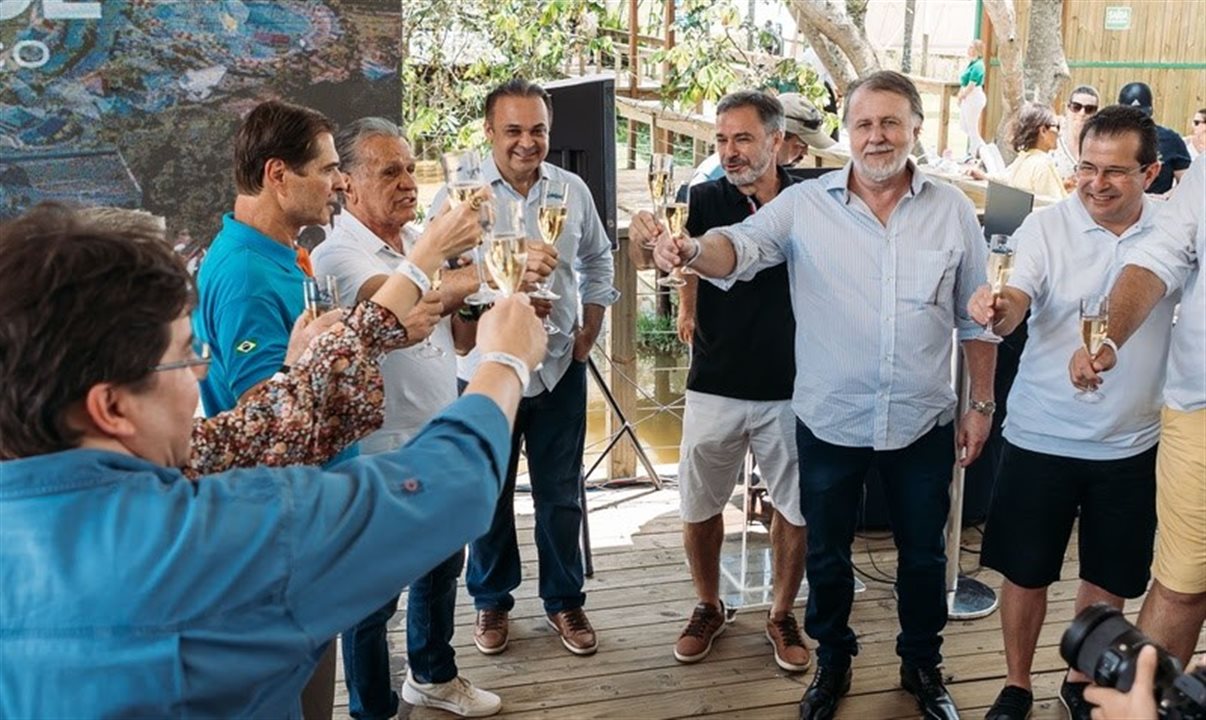 O presidente do Wet´n Wild, Alain Baldacci, com autoridades das cidades do Distrito Turístico Serra Azul e do setor de Turismo