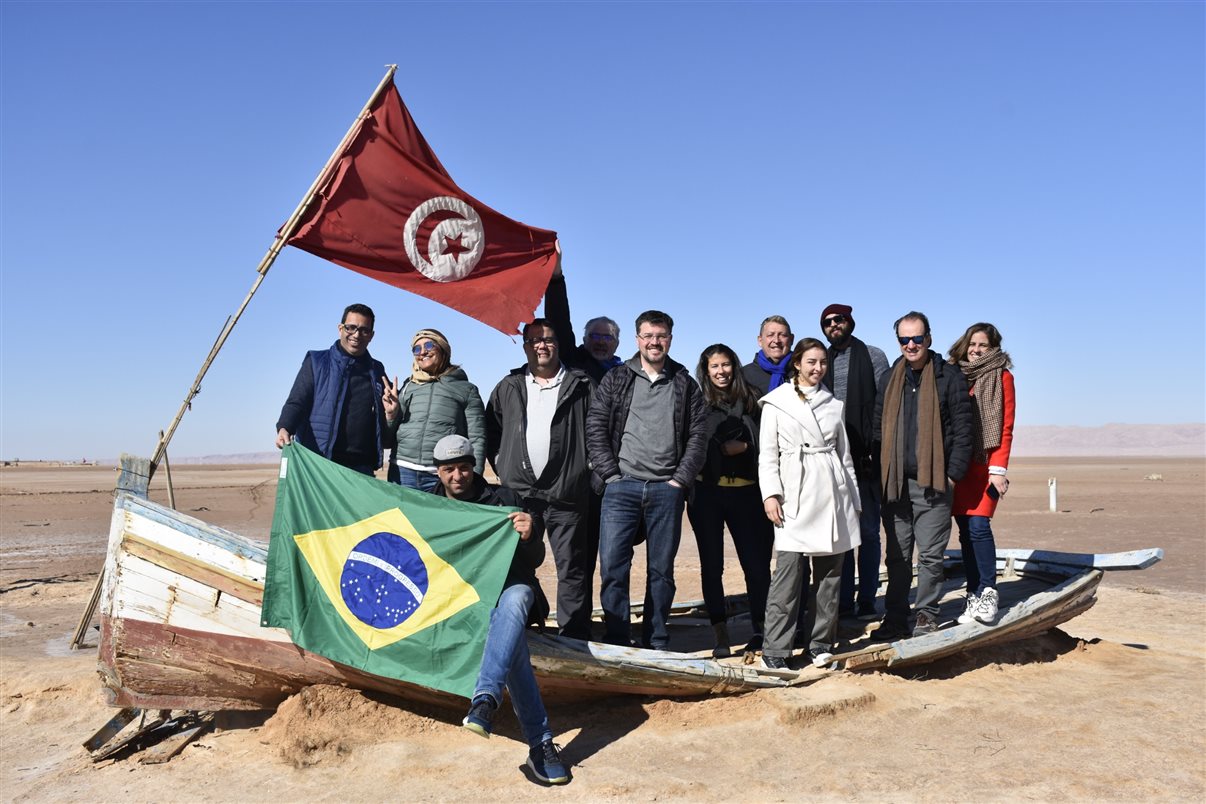 Grupo do famtrip no lago salgado Chott el Djerid