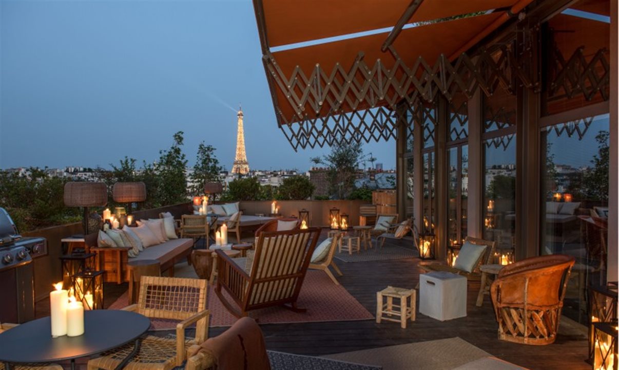 Terraço do Brach, em Paris, com vista para a Torre Eiffel