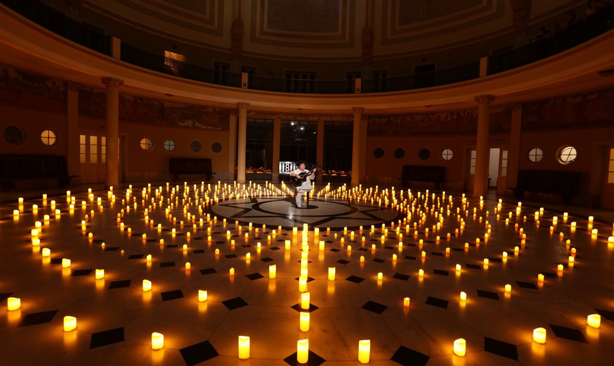 No Labirinto de Velas, o hóspede percorre o caminho ao som de mantras, em uma experiência de autoconhecimento