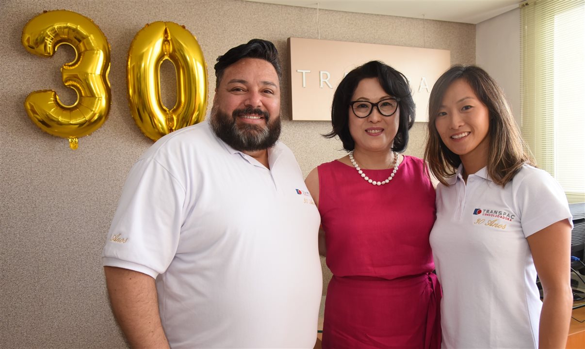 O gerente comercial da Transpac, Alexandre Albino, a diretora executiva da consolidadora, Lilian Hwang, e a diretora comercial, Miriam Koh