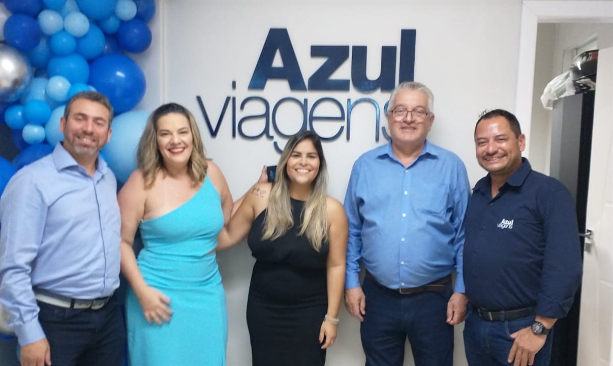 Ricardo Bezerra (gerente comercial da Azul Viagens), Paula Angeli (dona da loja), Patrícia Gomes (coordenadora de expansão da Azul Viagens), Paulo Angeli (dono da loja) e Juscelino Melo
