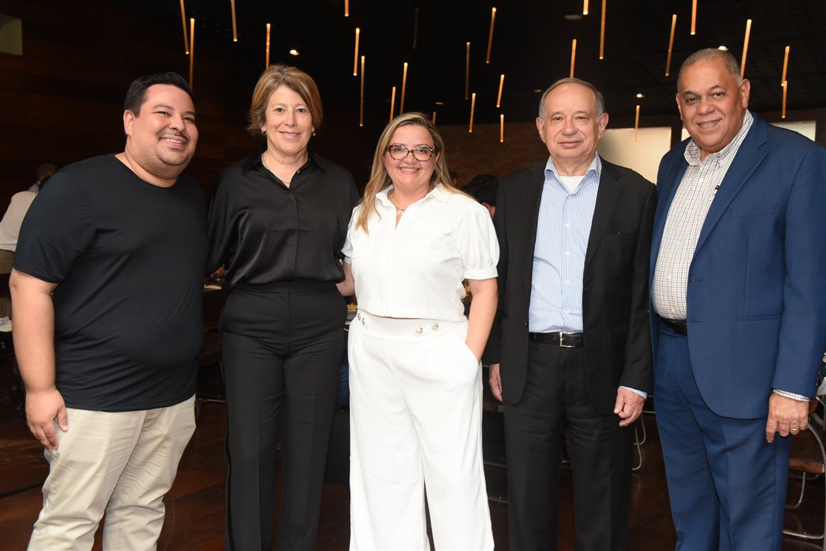 Vitor Silva (Azul), Peggy Croes (Curaçao Airport), Janaína Araújo (Curaçao), Antônio Américo (Azul) e Hugo Clarinda (Turismo de Curaçao)