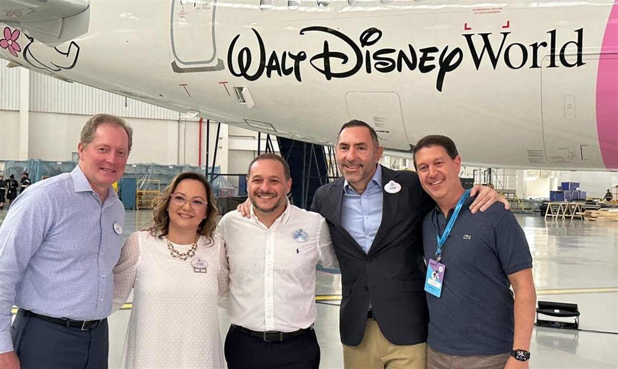 Jeffrey van Langeveld, VP de vendas globais, Cinthia Douglas, Luiz Araújo e Javier Moreno, da  Disney, com Daniel Bicudo, da Azul