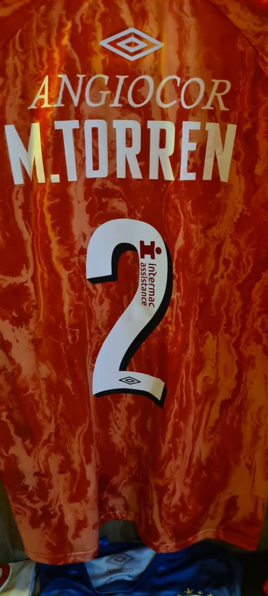 Detalhe da marca da Intermac no número da camisa do Argentinos Jrs