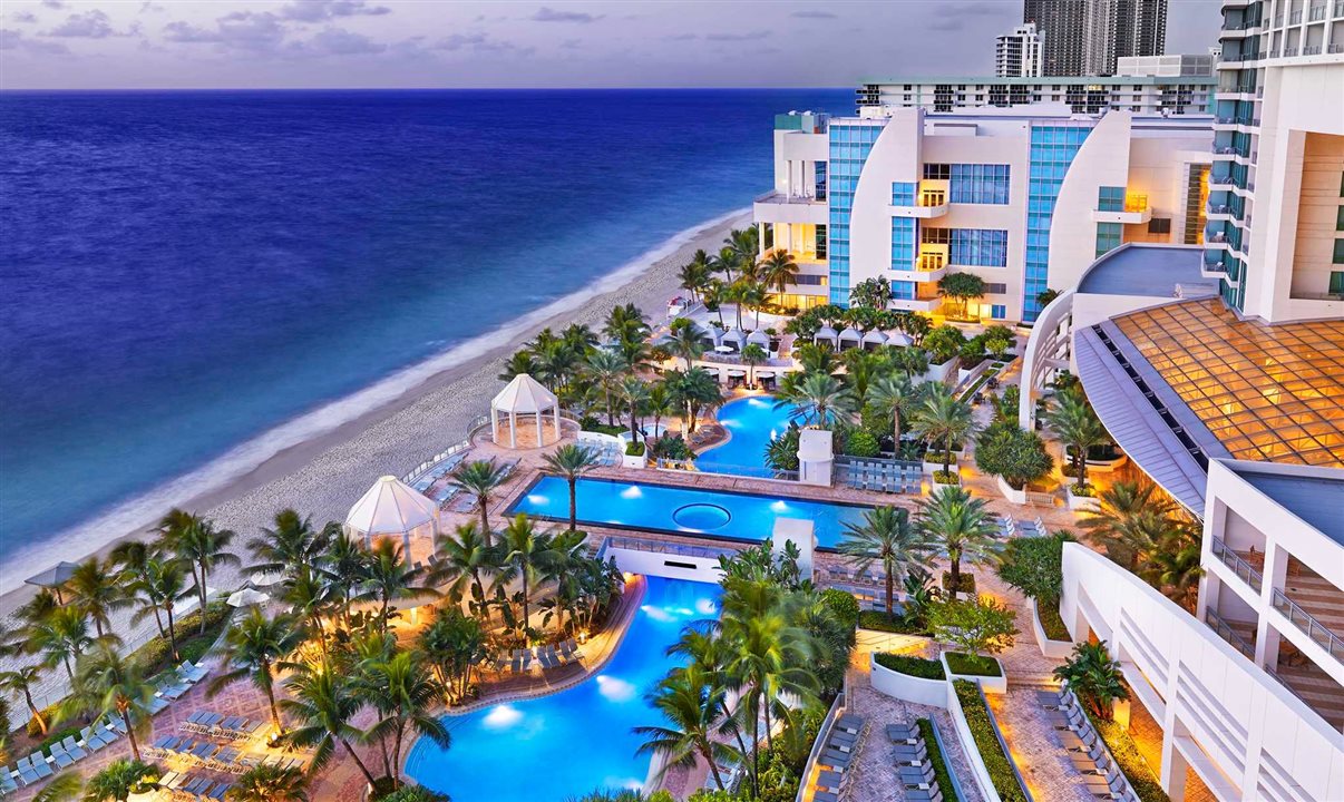 O Diplomat Beach Resort foi a terceira maior venda de hotel na história dos Estados Unidos